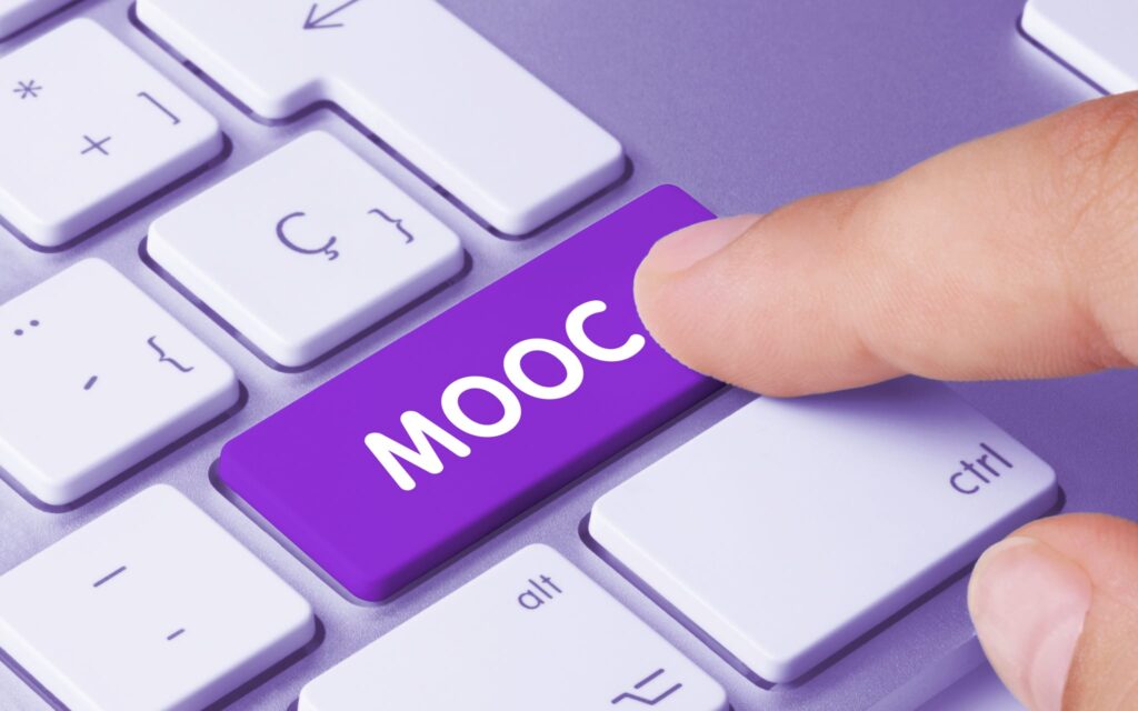 Estratégias e oportunidades para MOOCs em instituições de ensino e empresas